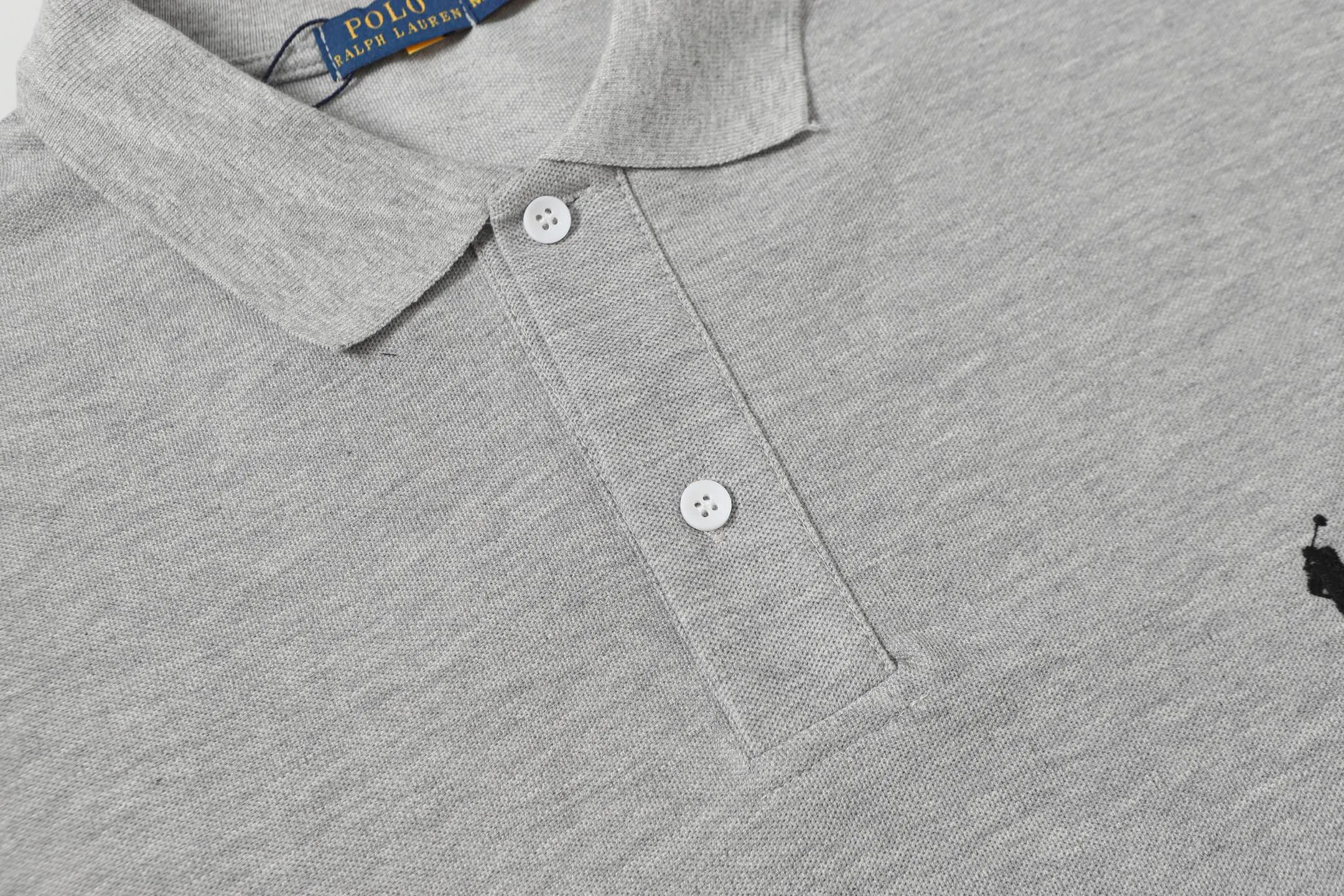P146 Style No.: A013 [Ralph Lauren Classic Logo Embroidered Polo Shirt] ✅250g fine cotton pique fabric, custom-woven and dyed threads ✅Original stickers Scan the QR code to enter the official website ✅Large version, loose and stylish, can wear up to 210 pounds Color: Black White Navy Blue Sky Blue Dark Gray Floral Gray Size: S-XL